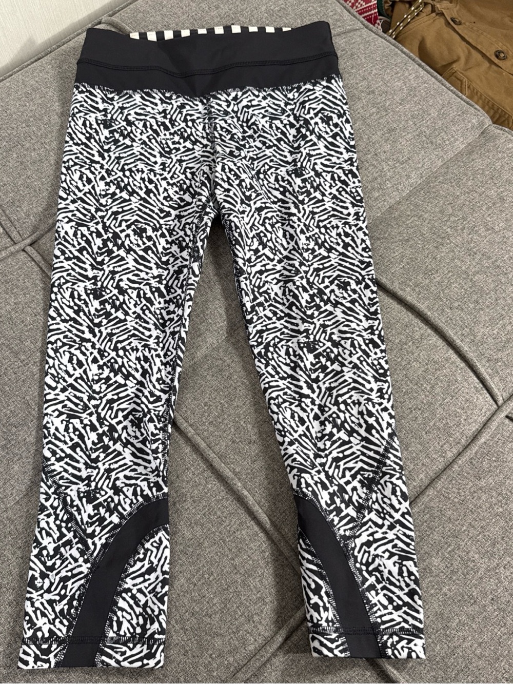 Lululemon 4 Run Inspire Black Animal Print  Activewear Crop Leggings Pants